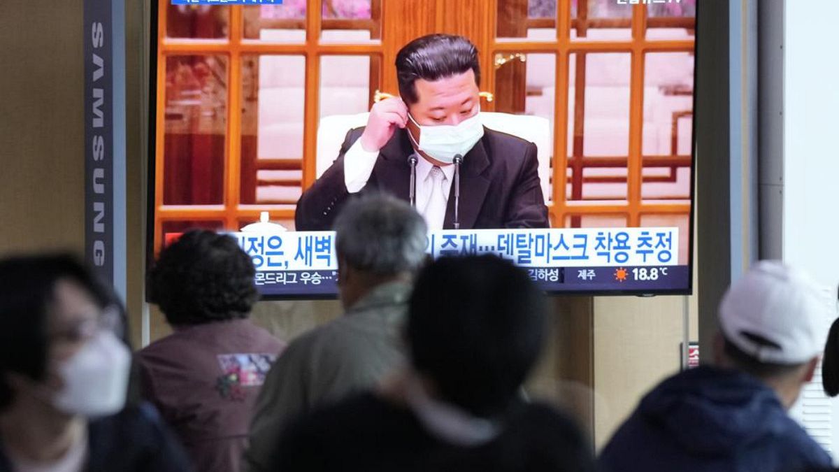 Kim Dzsongun rendkívüli értekezletet tartott a koronavírus-járvány miatt 2022. május 14-én