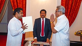Srí Lanka elnöke átadja Kanchana Wijesekera új energiaügyi miniszter megbízólevelét 2022. május 14-én Colombóban