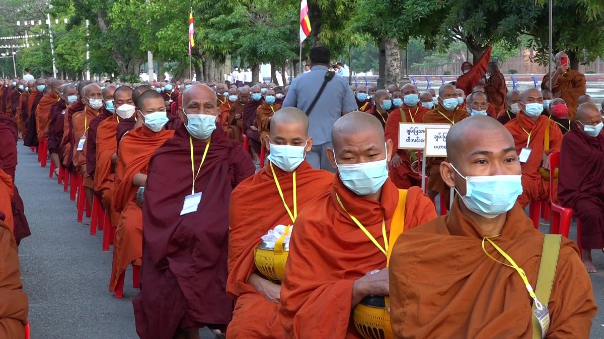 الرهبان البورميين يحيون مولد بوذا.