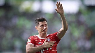 Robert Lewandowski salue les supporters du Bayern lors du dernier match de la saison à Wolfsbourg, en Allemagne, le 14 mai 2022.