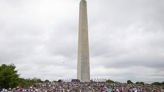 Abortuszjogokért tüntetők tüntetnek 2022. május 14-én, szombaton a washingtoni National Mallon.