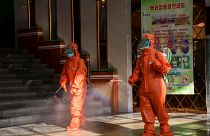 موظفون يعقمون الأرض كجزء من الإجراءات الوقائية ضد فيروس كورونا في متجر في بيونغ يانغ، كوريا الشمالية.