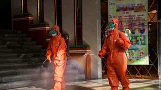 موظفون يعقمون الأرض كجزء من الإجراءات الوقائية ضد فيروس كورونا في متجر في بيونغ يانغ، كوريا الشمالية.