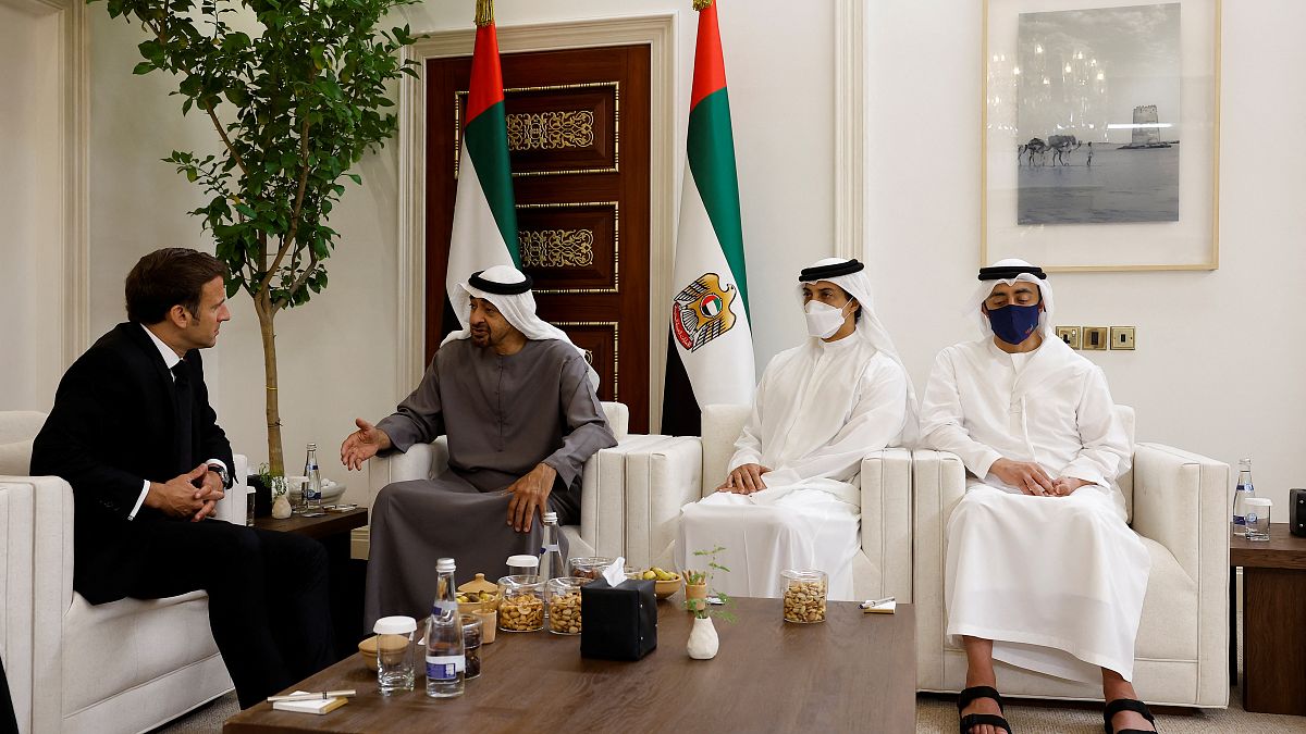 الرئيس الفرنسي إيمانويل ماكرون والرئيس دولة الإمارات محمد بن زايد في أبوظبي