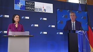 NATO Genel Sekreteri Jens Stoltenberg slagına yakalanması nedeniyle basın toplantısına uzaktan katıldı