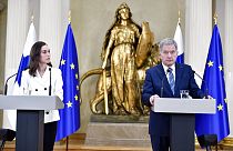 Sauli Niinisto finn elnök és Sanna Marin miniszterelnök a finnországi biztonságpolitikai döntésekről szóló sajtótájékoztatón a helsinki elnöki palotában 2022. május 15-én.