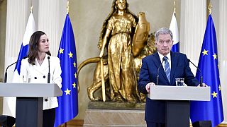 Sauli Niinisto finn elnök és Sanna Marin miniszterelnök a finnországi biztonságpolitikai döntésekről szóló sajtótájékoztatón a helsinki elnöki palotában 2022. május 15-én.