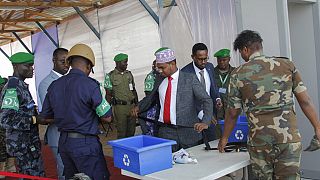 Somália: controlo de segurança junto das urnas de voto