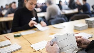 Ψηφοφόρος σε κάλπη δημοψηφίσματος στην Ελβετία - φώτο αρχείου