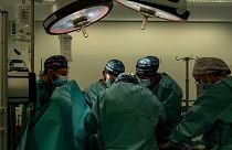 تیم جراحی در بیمارستانی در اسپانیا قلب یک بیمار را پیوند می‌زنند