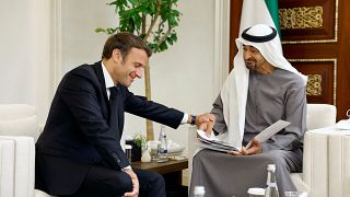 Fransa'nın Cumhurbaşkanı Emmanuel Macron, Abu Dabi'ye giderek yeni Emir Muhammed bin Zayid Al Nahyan'a taziyelerini iletti