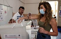 لبنانية تدلي بصوتها في مركز اقتراع في العاصمة اللبنانية بيروت.