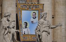 Le nouveau saint français Charles de Foucauld (1858-1916) sur une affiche hissée sur la place Saint Pierre dimanche 15 mai.