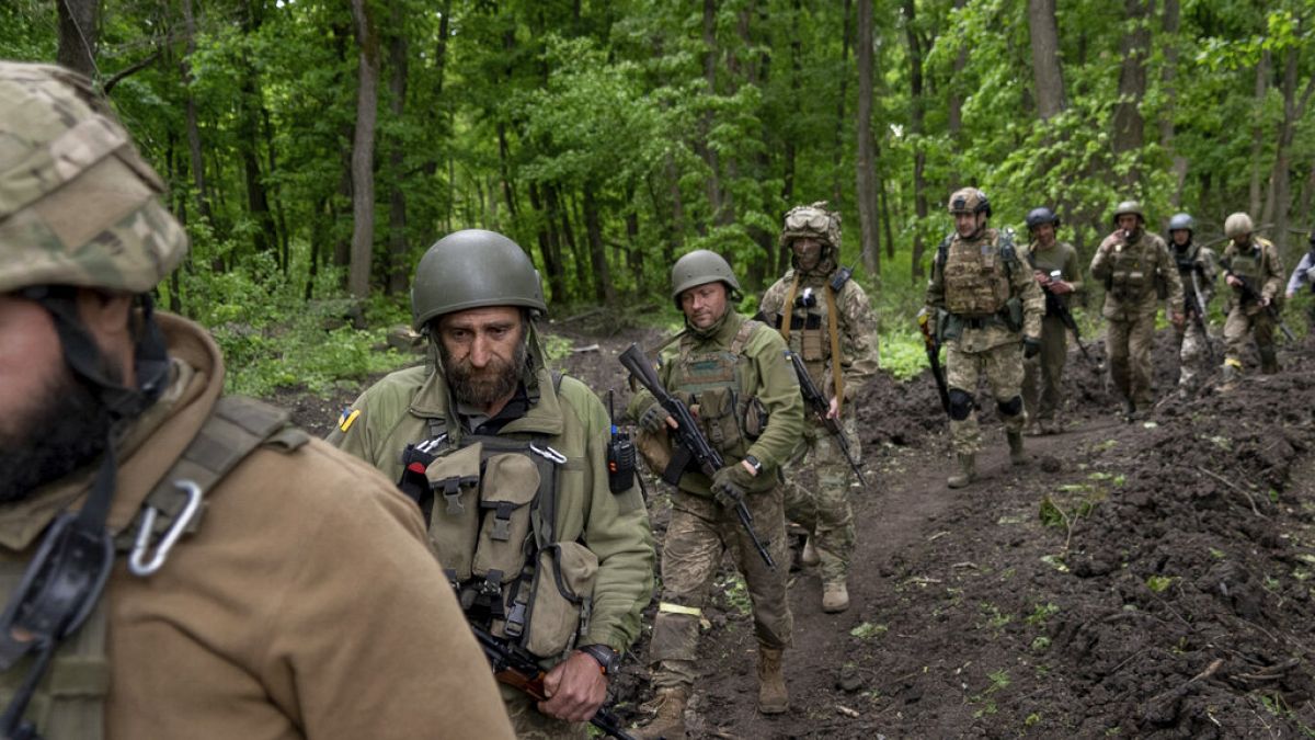 Soldati ucraini in marcia, in un villaggio vicino a Kharkiv. (15.5.2022)