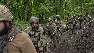 Soldati ucraini in marcia, in un villaggio vicino a Kharkiv. (15.5.2022)