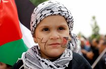 طفلة، طلي أحد خديها بألوان العلم الفلسطيني وكتب على الآخر رقم 74، تشارك في مسيرة إحياء ذكرى النكبة في رام الله