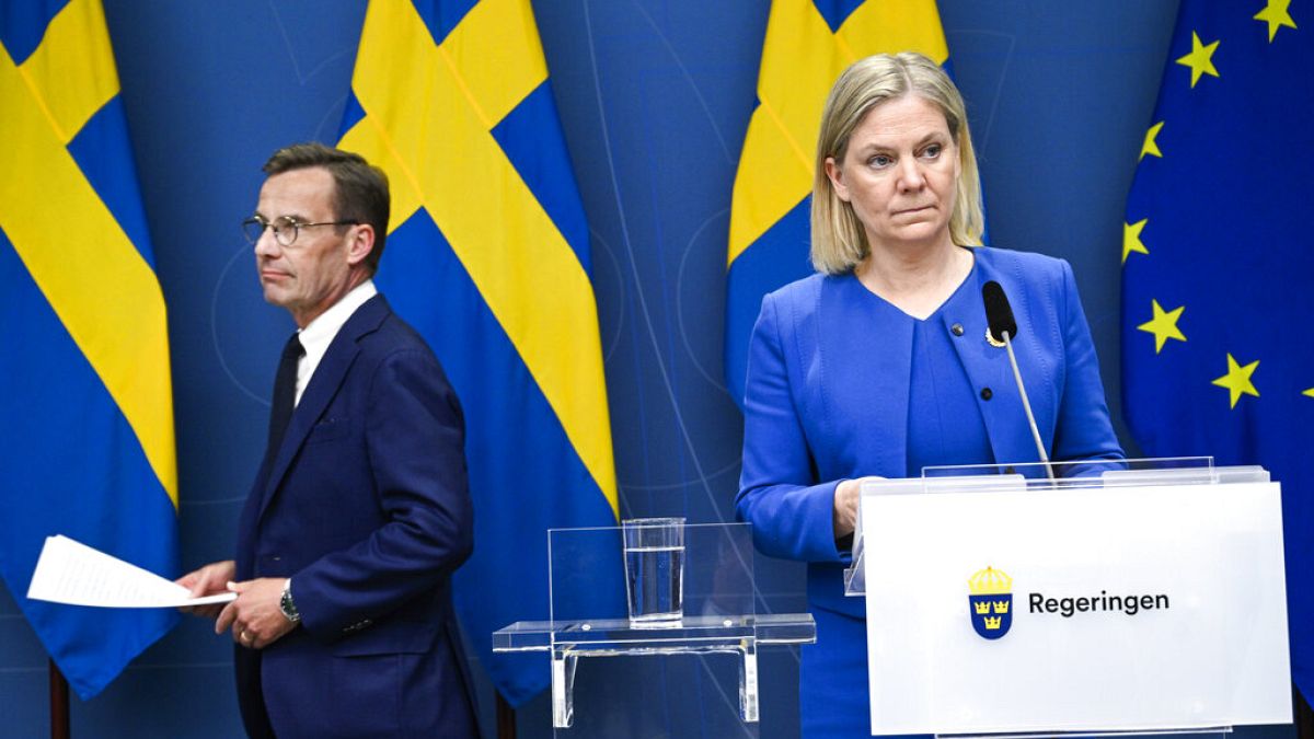 La prima ministra svedese Magdalena Andersson. A fianco, il leader dell'opposizione Ulf Kristersson. (Stoccolma, 16.5.2022)