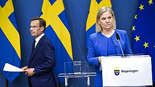 La prima ministra svedese Magdalena Andersson. A fianco, il leader dell'opposizione Ulf Kristersson. (Stoccolma, 16.5.2022)