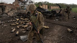 Militares ucranianos patrullan en un pueblo recientemente recuperado, al norte de Járkov, en el este de Ucrania, el domingo 15 de mayo de 2022.