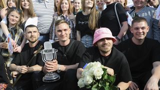 أوركسترا كالوش الأوكرانية ، الفائزون بمسابقة الأغنية الأوروبية ، وفرقته يقفون مع الكأس في كراكوفيتس ، في أوكرانيا