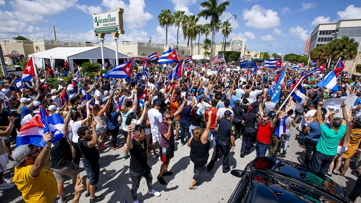 ARCHIVO - Personas marchan en las calles y ondean banderas cubanas durante una protesta en solidaridad, 11/07/2021, Miami, Estados Unidos