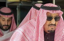العاهل السعودي الملك سلمان عبد العزيز (إلى اليمين)، برفقة ولي العهد الأمير محمد بن سلمان، وهو يغادر المستشفى- الرياض، السعودية