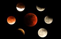 Combinaison de photos montrant différents stades de éclipse lunaire totale à Temple City, en Californie, Le 15 mai 2022.
