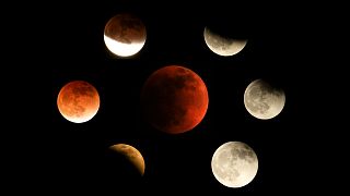 Combinaison de photos montrant différents stades de éclipse lunaire totale à Temple City, en Californie, Le 15 mai 2022.