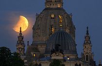 Der Mond steigt auf hinter der Frauenkirche in Dresden, Deutschland 16. Mai 2022