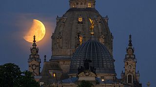 Der Mond steigt auf hinter der Frauenkirche in Dresden, Deutschland 16. Mai 2022