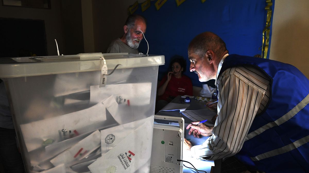 Lübnan'da elektrik kesintileri oy sayım işlemini yavaşlatıyor
