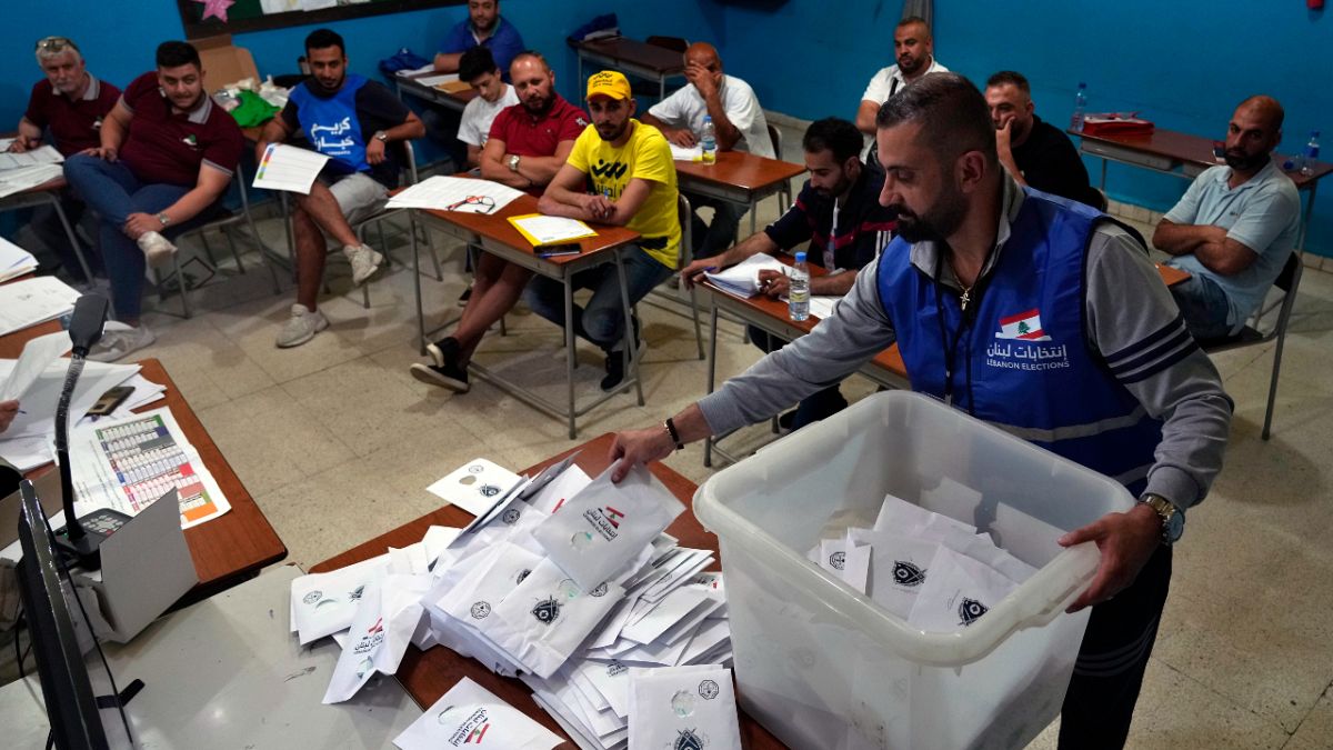 موظفو لجنة الانتخابات يعدون الأصوات بعد فترة وجيزة من إغلاق مراكز الاقتراع في مدينة طرابلس شمالي لبنان، الأحد 15 مايو 2022.