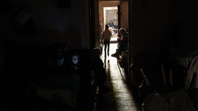 Menschen in einem provisorischen Schutzraum in der Ukraine
