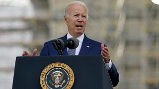 Joe Biden prend la parole lors du service commémoratif national des agents de la paix sur le front ouest du Capitole à Washington, le dimanche 15 mai 2022.