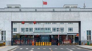 صورة للمدخل الرئيس لمركز الاعتقال رقم 3 في أورومتشي بمنطقة شينجيانغ الإيغورية ذاتية الحكم غرب الصين، 23 أبريل 2021