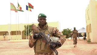 Un soldat au poste de commandement de la force G5 Sahel.