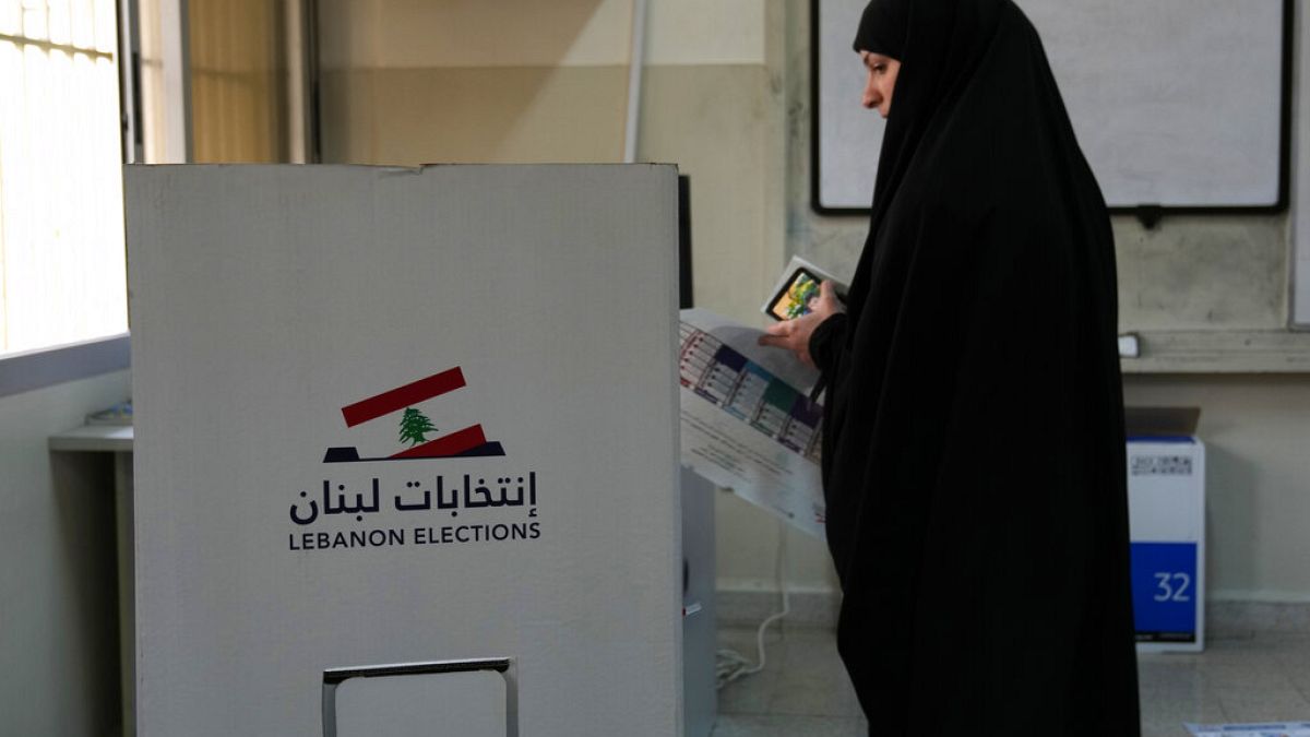 امرأة تدلي بصوتها خلال الانتخابات النيابية في بيروت، لبنان، الأحد 15 أبريل 2022 