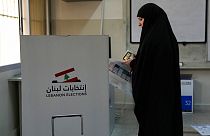 امرأة تدلي بصوتها خلال الانتخابات النيابية في بيروت، لبنان، الأحد 15 أبريل 2022