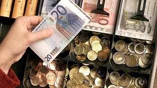 المفوضية الأوروبية تعلن خفض توقعاتها للنمو لمنطقة اليورو ورفع توقعات التضخم