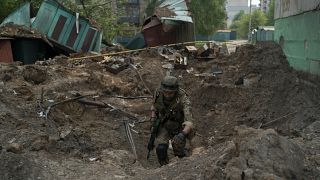 Un policía de las fuerzas especiales inspecciona un lugar tras un ataque aéreo de las fuerzas rusas en Lisychansk, región de Lugansk, Ucrania, el 13 de mayo de 2022.