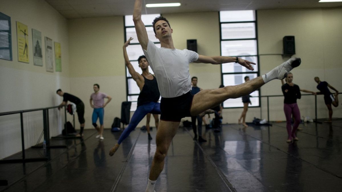 Бывший солист Большого театра, бразильский танцовщик Давид Мотта, покинувший российскую труппу из-за войны в Украине, на репетиции "Лебединого озера" в Рио-де-Жанейро 
