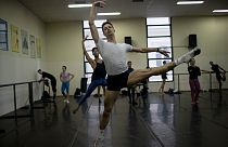 Бывший солист Большого театра, бразильский танцовщик Давид Мотта, покинувший российскую труппу из-за войны в Украине, на репетиции "Лебединого озера" в Рио-де-Жанейро