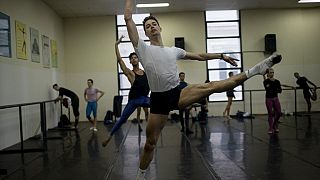 Бывший солист Большого театра, бразильский танцовщик Давид Мотта, покинувший российскую труппу из-за войны в Украине, на репетиции "Лебединого озера" в Рио-де-Жанейро 