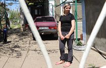 Yana steht vor ihrem Haus in Serby.