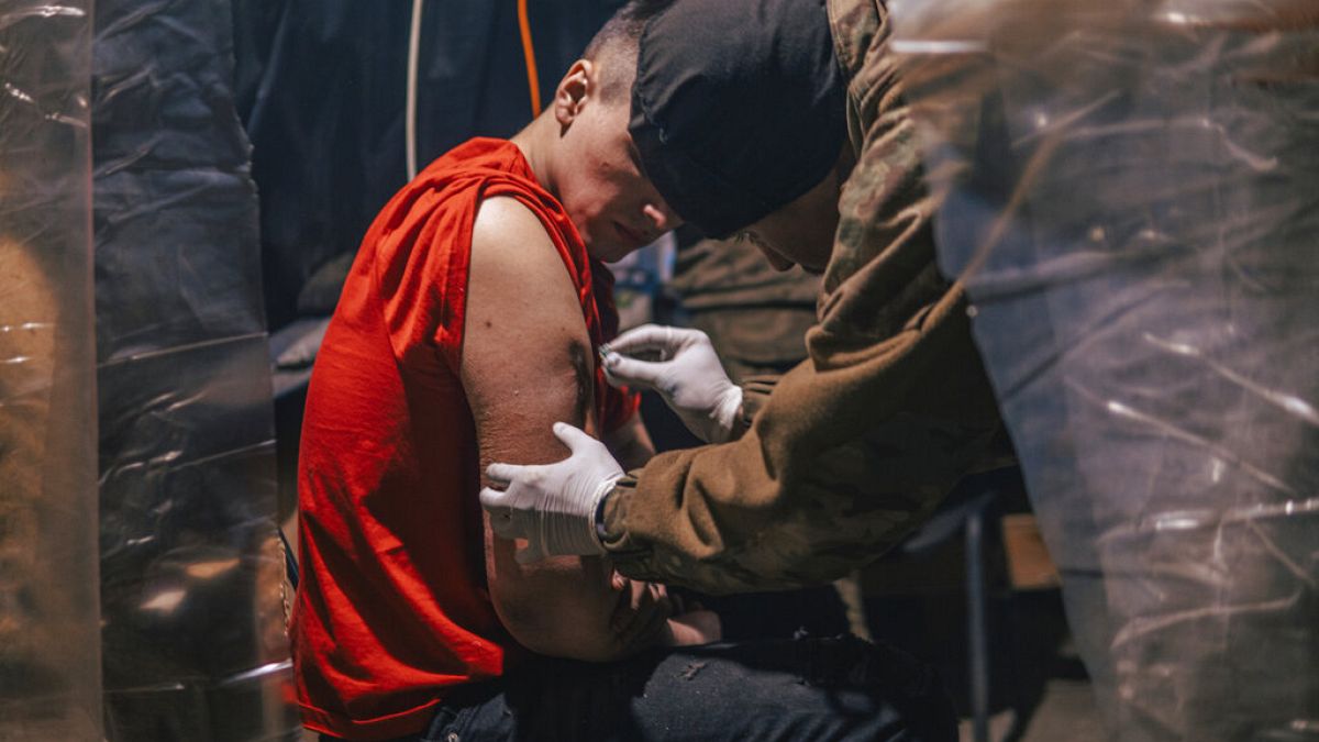 Ουκρανός στρατιώτης δέχεται ιατρική φροντίδα μέσα στις υπό πολιορκία εγκαταστάσεις της χαλυβουργίας Azofstal στη Μαριούπολη
