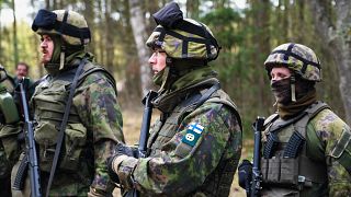 جنود فنلدنيون يتدربون في قاعدة عسكرية بهليسنكي