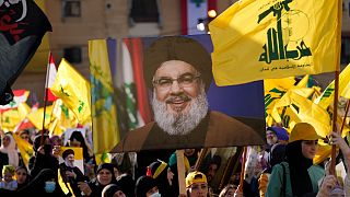 أنصار حزب الله يلوحون بصور زعيم الحزب حسن نصر الله خلال حملة انتخابية في الضاحية الجنوبية لبيروت، لبنان.