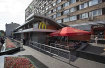 صورة لأقدم فرع لمطاعم  ماكدونالدز في موسكو، والذي تم افتتاحه في 31 يناير 1990، سلسلة المطاعم العالمية الأشهر للوجبات السريعة تعلن في 16 مايو 2022 إغلاق كافة فروعها في روسيا