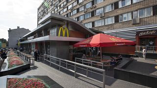 صورة لأقدم فرع لمطاعم  ماكدونالدز في موسكو، والذي تم افتتاحه في 31 يناير 1990، سلسلة المطاعم العالمية الأشهر للوجبات السريعة تعلن في 16 مايو 2022 إغلاق كافة فروعها في روسيا 
