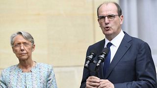 Fransa'da başbakanlıktan istifa eden Jean Castex (sağda) ve yerine atanan Elisabeth Borne (solda)
